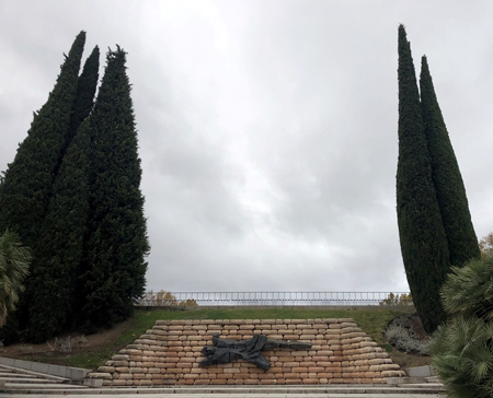 Escultura en el parque del Templo de Debod