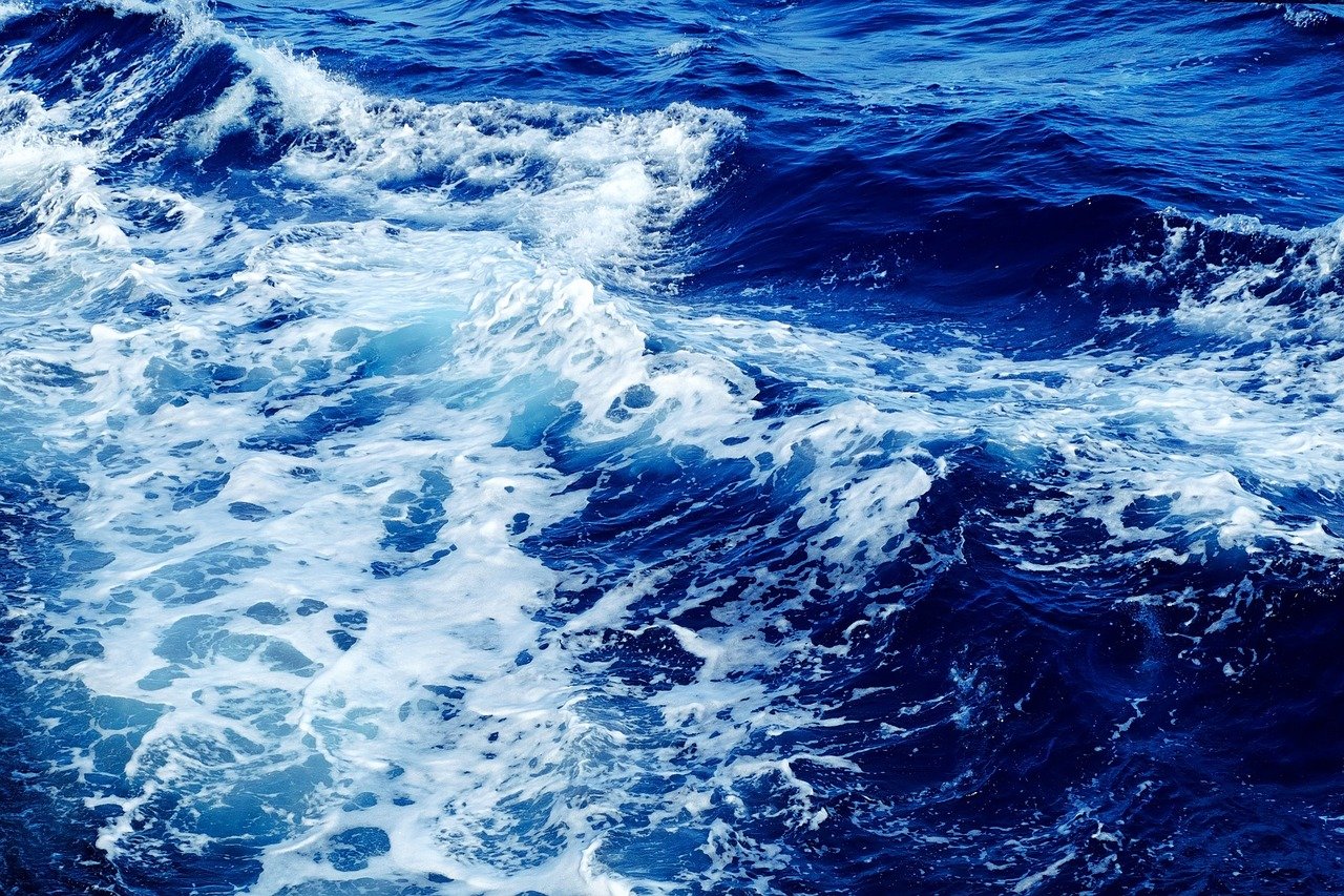 Las ecuaciones pueden ayudar a predecir el comportamiento de los fluidos. Esto permite comprender fenómenos físicos como la formación de de olas