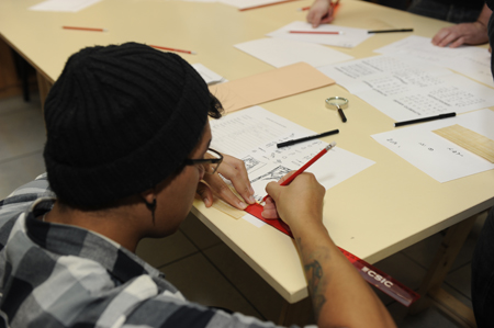Un alumno asiste al taller de papiros