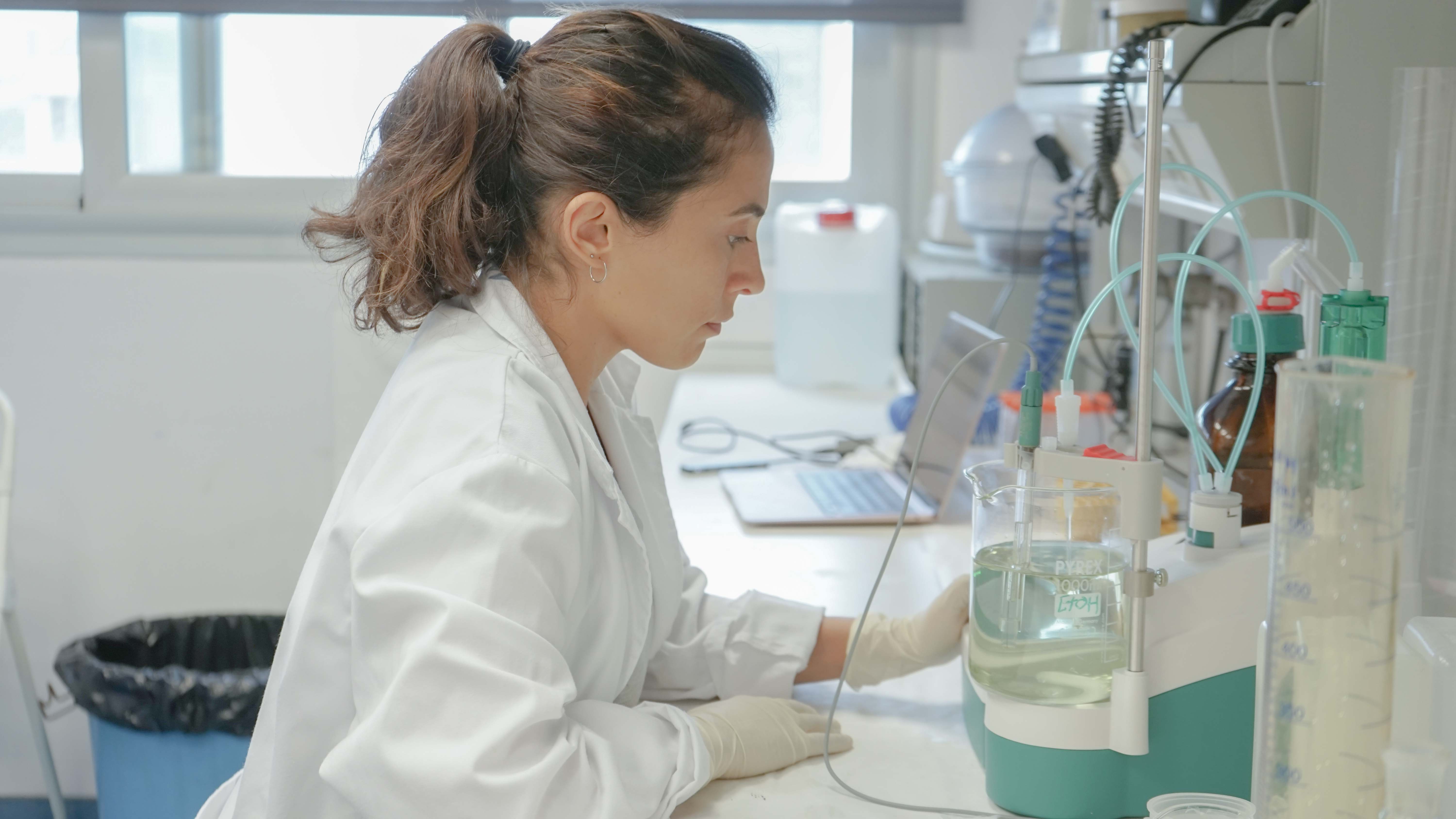 Patricia Córdoba, responsable del proyecto RECOPPs, en su laboratorio